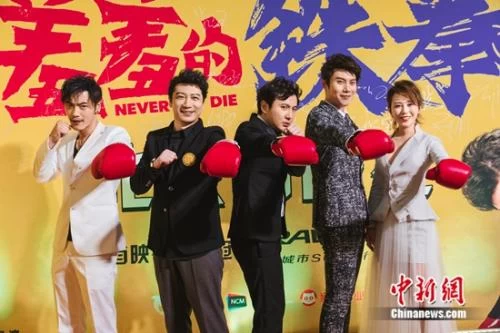 近20部电影混战国庆档 吴京拄拐"捧场"四场首映(图5) 近20部电影混战国庆档 吴京拄拐"捧场"四场首映(图5)