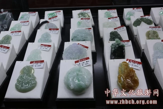 “玉见爱”翡翠和田玉公益展销活动在成都火热举办(图2)