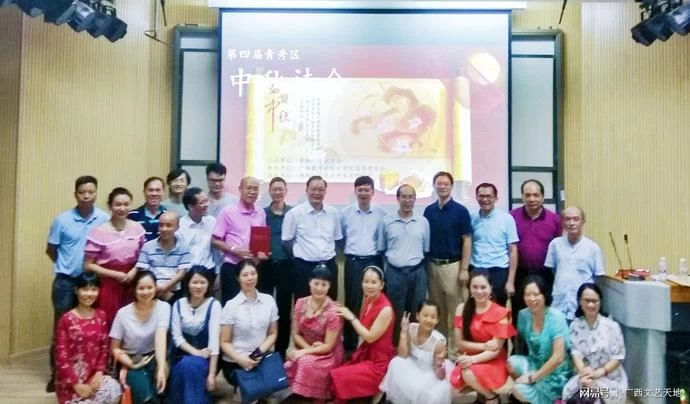 冯三四获颁2018年度“青秀诗人”(图1) 冯三四获颁2018年度“青秀诗人”(图1)