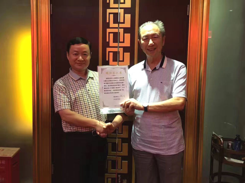 一颗赤子心 追寻中国梦——《中国梦》歌曲出品人岳晓峰的家国情怀(图2) 一颗赤子心 追寻中国梦——《中国梦》歌曲出品人岳晓峰的家国情怀(图2)