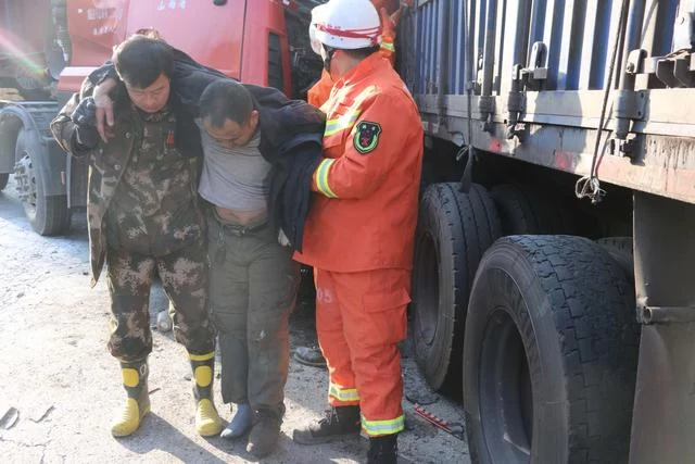 履职尽责,陕西清涧消防大队紧急救援车祸被困人员(图3) 履职尽责,陕西清涧消防大队紧急救援车祸被困人员(图3)