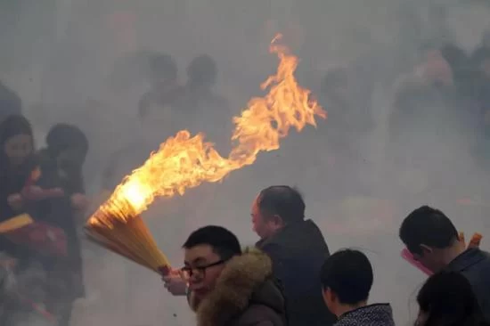 起最早的床烧最呛的香　中国人初五拜财神有多野？(图1)