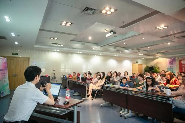 各行领军人物接力分享阅读故事，为70年国庆献礼(图4)