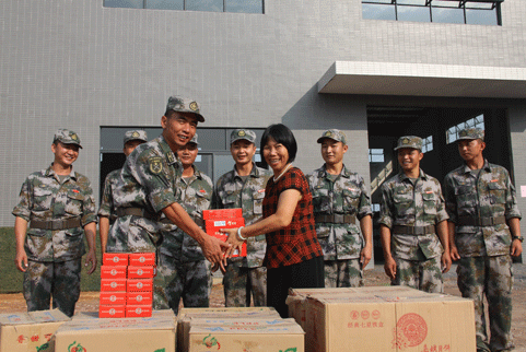 黄莲开:把爱洒在军营的"兵妈妈"(图6) 黄莲开:把爱洒在军营的"兵妈妈"(图6)