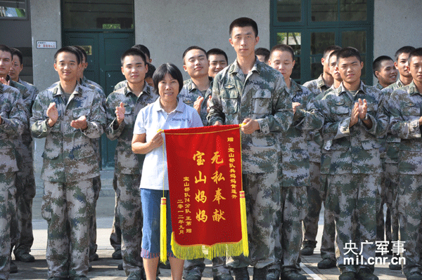 黄莲开:把爱洒在军营的"兵妈妈"(图7) 黄莲开:把爱洒在军营的"兵妈妈"(图7)