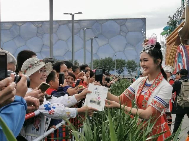“心随彩车到壮乡”——各地群众热议国庆70周年广西彩车(图6) “心随彩车到壮乡”——各地群众热议国庆70周年广西彩车(图6)