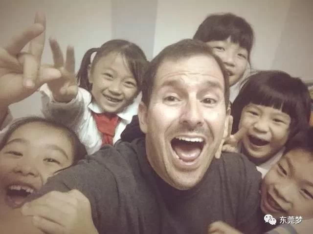 来自哥伦比亚的＂高飞先生＂，热忱为东莞纠正英文路标(图5)