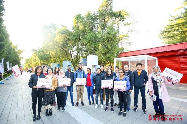 多国留学生走出孔子学院校门踏上国学文化之旅(图1) 多国留学生走出孔子学院校门踏上国学文化之旅(图1)
