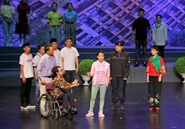 喜剧《枣花》观后:让扶贫的“正能量”乐起来(图2) 喜剧《枣花》观后:让扶贫的“正能量”乐起来(图2)