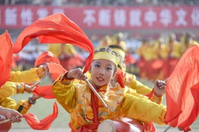 中国花鼓之乡万人敲响赛事,第三届“翼城花鼓”大赛盛大开幕(图2) 中国花鼓之乡万人敲响赛事,第三届“翼城花鼓”大赛盛大开幕(图2)
