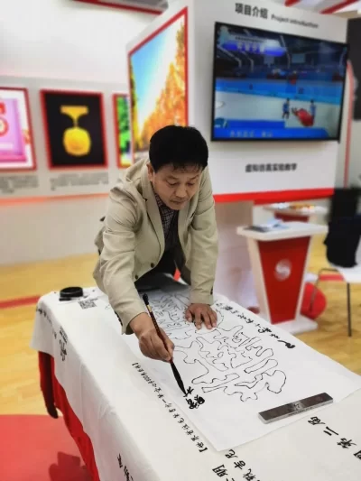 “两博会”上,一笔空心字再创文体结合新IP(图1) “两博会”上,一笔空心字再创文体结合新IP(图1)