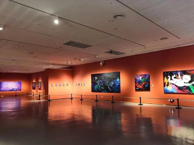 "阿雅画展:白夜神话"在遵义市美术馆展出(图2) "阿雅画展:白夜神话"在遵义市美术馆展出(图2)