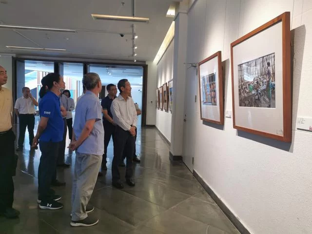 石龙中学建校九十周年教师校友书画摄影作品展举行(图2) 石龙中学建校九十周年教师校友书画摄影作品展举行(图2)