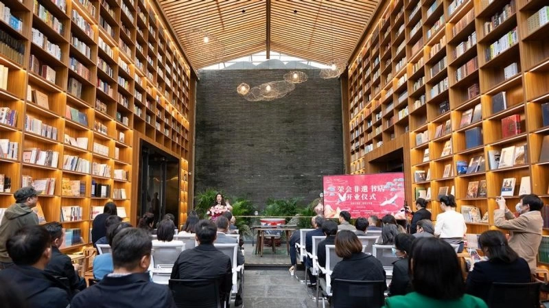 “非遗+实体书店”融合创新,首家荣会非遗书店开张营业(图1) “非遗+实体书店”融合创新,首家荣会非遗书店开张营业(图1)