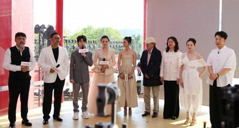 “品牌助力电影”公益直播活动亮相北影节开幕式(图1) “品牌助力电影”公益直播活动亮相第十四届北京国际电影节开幕式(图1)