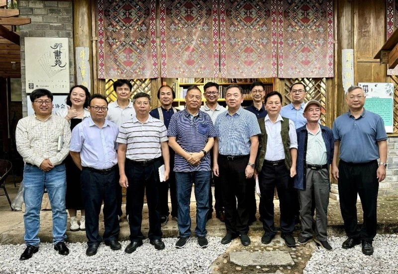 广西专家学者研讨长篇小说《花甲之年》(图3) 广西专家学者研讨长篇小说《花甲之年》(图3)