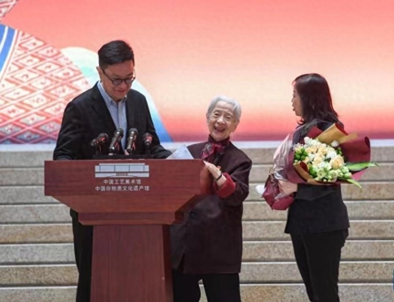“新中国第一份国礼”成功复原，景泰蓝《和平鸽大圆盘》亮相中国工艺美术馆(图1)