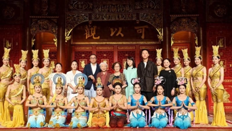 “花开敦煌·舞动千年”惊艳，景泰蓝《和平鸽大圆盘》同台绽放(图1)