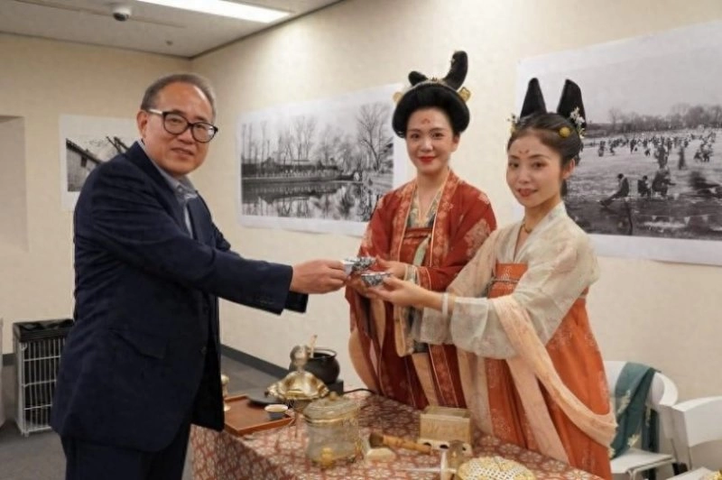 天涯共此时”陕西文化旅游推介会在日本东京诠释“国风秦韵”(图1) “天涯共此时”陕西文化旅游推介会在日本东京诠释“国风秦韵”(图1)