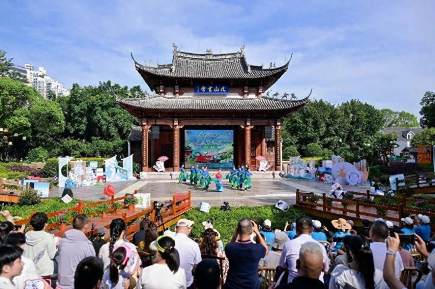 乡村艺术团：团住文化和人心