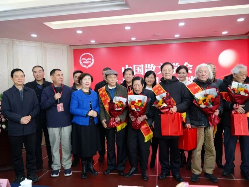 中国散文学会成立40周年座谈会在北京召开(图5) 中国散文学会成立40周年座谈会在北京召开(图5)