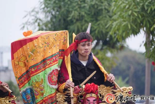 龙狮穿街巷 万人祈新福——合浦县山口镇元宵年例巡游活动(图3)