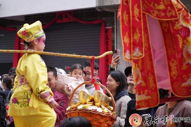 龙狮穿街巷 万人祈新福——合浦县山口镇元宵年例巡游活动(图5)