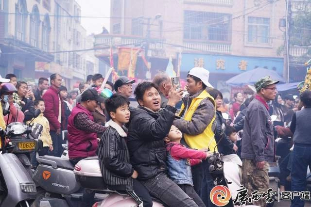 龙狮穿街巷 万人祈新福——合浦县山口镇元宵年例巡游活动(图6)