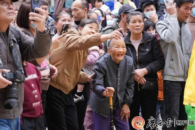 龙狮穿街巷 万人祈新福——合浦县山口镇元宵年例巡游活动(图7)