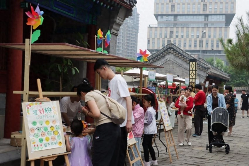 拓龙舟、缝香囊、逛市集，回龙观邻里共聚传递端午暖意(图1)
