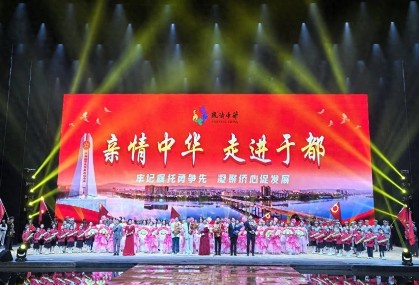 展示文化艺术魅力，助力老区乡村振兴——“亲情中华”演出走进江西赣州和上饶(图1)