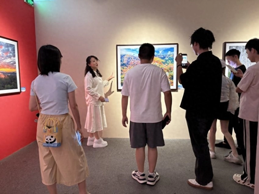 “大美伊春·魅力丰林”四季风光摄影作品展走进成都(图1)