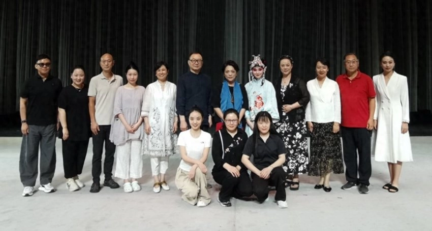 荀慧生艺术研究会“会战”重庆京剧院(图1)