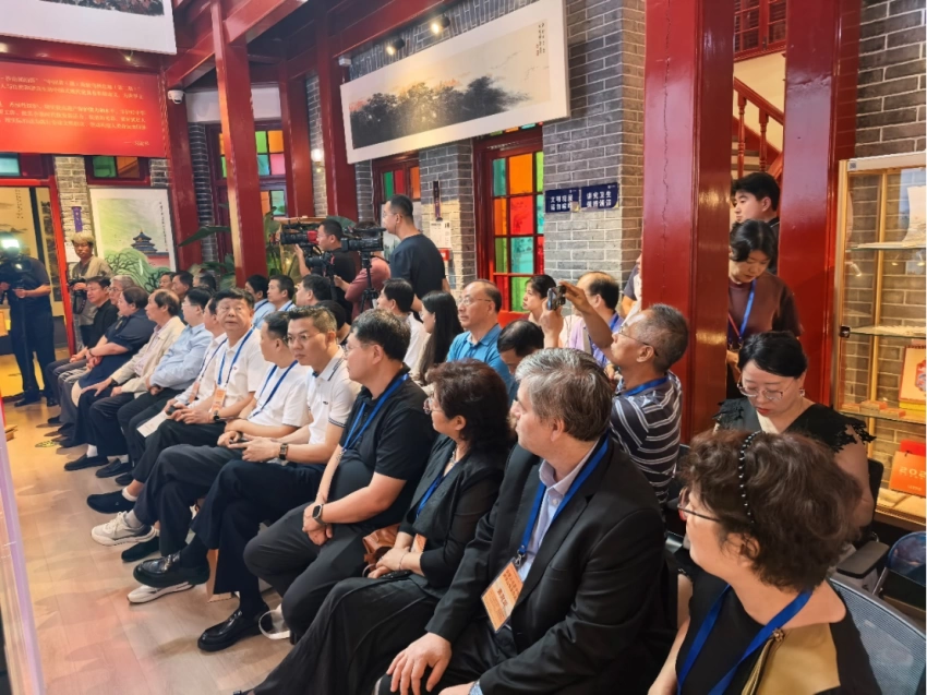 丹青绘中轴 文脉永传承 ——“庆祝北京中轴线申遗成功一周年·杨留义北京中轴线城市山水画展”在京开幕(图1) “庆祝北京中轴线申遗成功一周年·杨留义北京中轴线城市山水画展”在京开幕(图1)