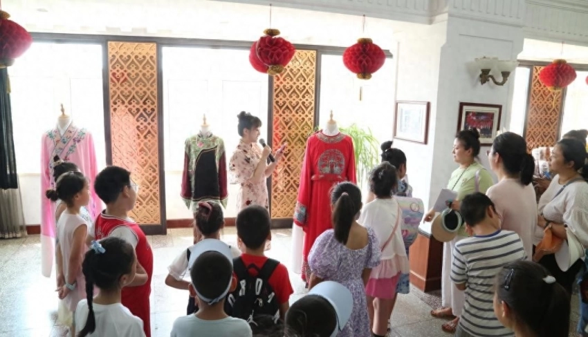 艺术之光照亮童心,文化自信铸就未来——青岛市歌舞剧院首届高雅艺术走近青少年展演季成功举办(图1) 艺术之光照亮童心,文化自信铸就未来——青岛市歌舞剧院首届高雅艺术走近青少年展演季成功举办(图1)