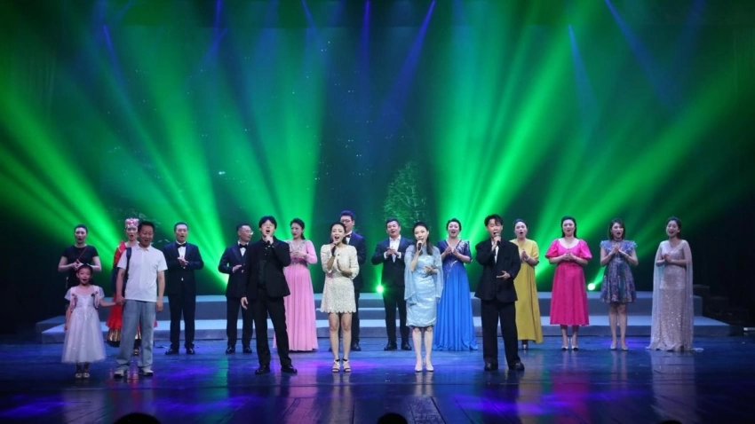 艺术之光照亮童心,文化自信铸就未来——青岛市歌舞剧院首届高雅艺术走近青少年展演季成功举办(图10) 艺术之光照亮童心,文化自信铸就未来——青岛市歌舞剧院首届高雅艺术走近青少年展演季成功举办(图10)
