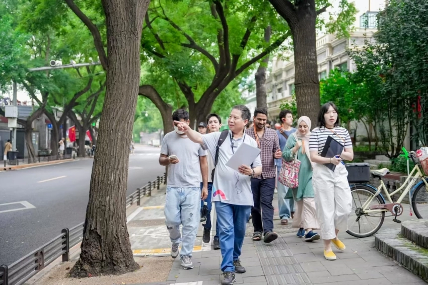 漫步鼓楼西大街,感受京味新活力——2025“打卡鼓西,漫步斜街”文化消费活动线下活动正式启动(图1) 2025“打卡鼓西,漫步斜街”文化消费活动线下活动正式启动(图1)