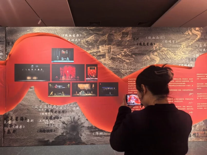 纪念抗战胜利八十周年舞台美术作品展（西安站）在西安浐灞丝路国际文化艺术中心开幕(图4)