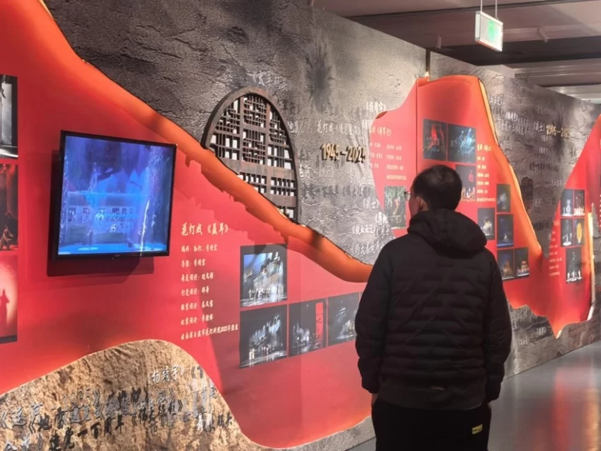 纪念抗战胜利八十周年舞台美术作品展（西安站）在西安浐灞丝路国际文化艺术中心开幕(图1)