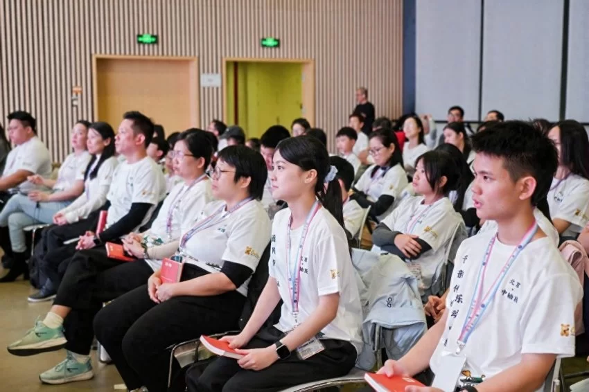 北京中轴线上的大思政课走进清华园 马来西亚音乐代表团共话中轴魅力(图1) 北京中轴线上的大思政课走进清华园 马来西亚音乐代表团共话中轴魅力(图1)