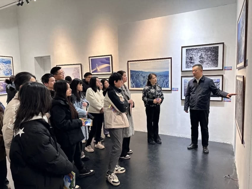 林海雪韵映山城 南北文旅谱新篇——“大美伊春·魅力丰林”冬季风光摄影作品展重庆启幕(图1)