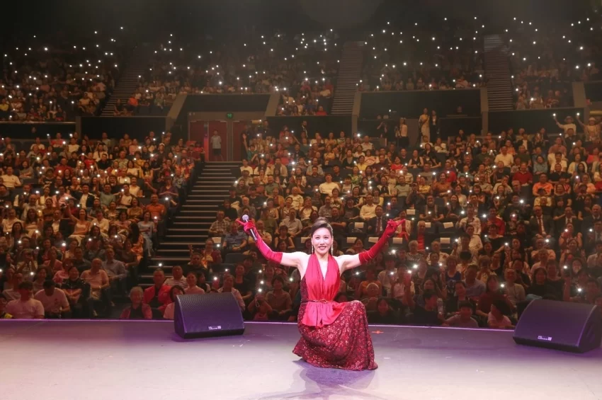 “亲情中华·四海同春”慰侨演出走进澳大利亚，艺术家金响演唱燃爆全场(图3)