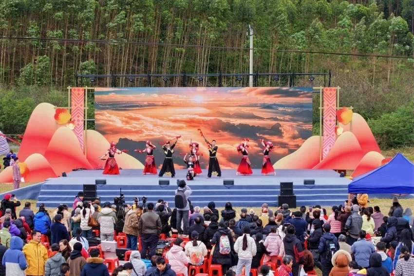 广西马山县六马村：流水欢歌迎客来(图1)