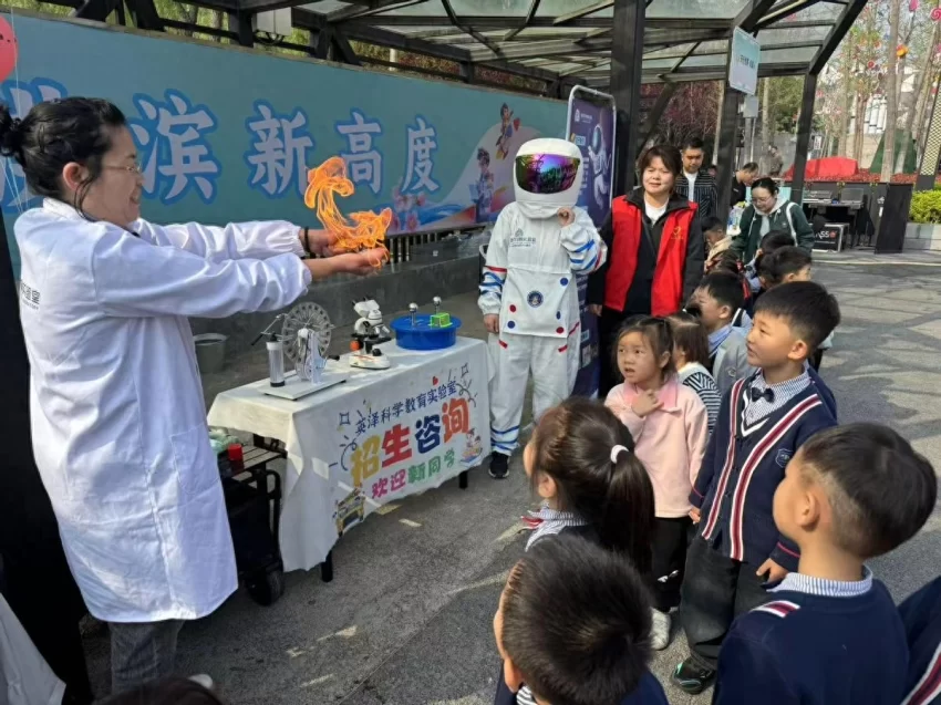 樱花与科技共舞——鹤壁淇滨区打造2026樱花季“智趣”盛宴(图1)