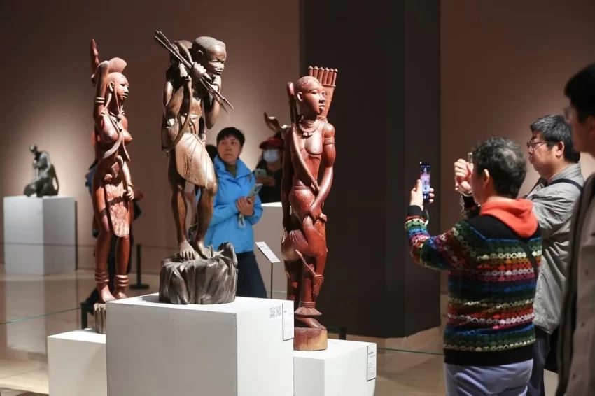 “文明互鉴·木载万象——中国美术馆藏非洲木雕展”开幕(图2)