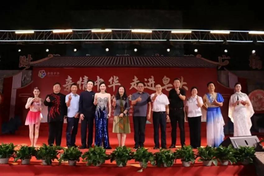 “亲情中华”慰问演出在江西皂头上演，金响等演职人员倾情献艺