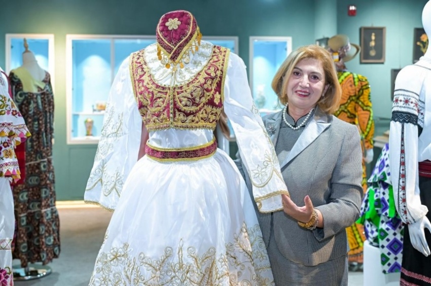 “文明的交响・多国传统服饰精品展”精彩亮相第九届北京红桥国际珍珠文化节(图2)