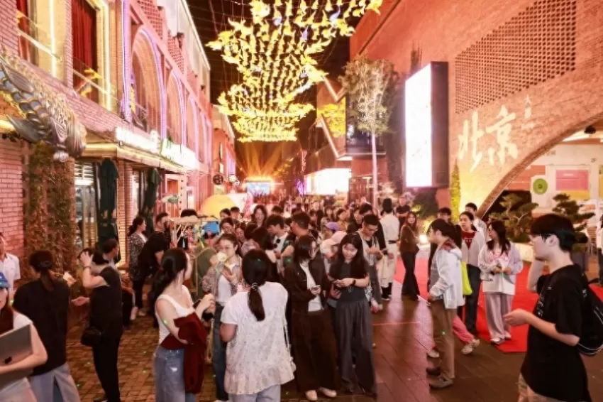 798南门——慢生活商业街区打造沉浸式艺术夜(图1)
