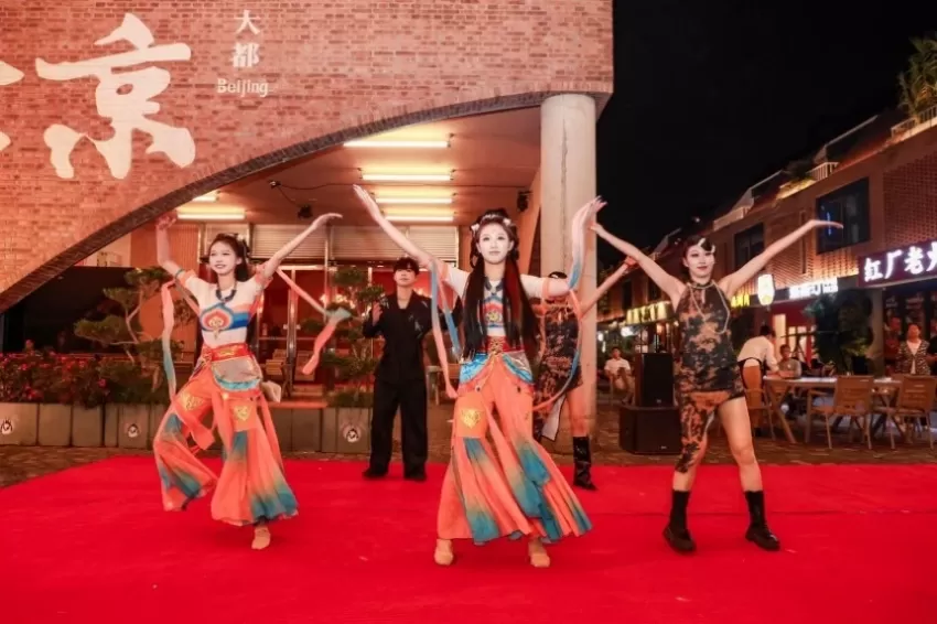 798南门——慢生活商业街区打造沉浸式艺术夜(图3)