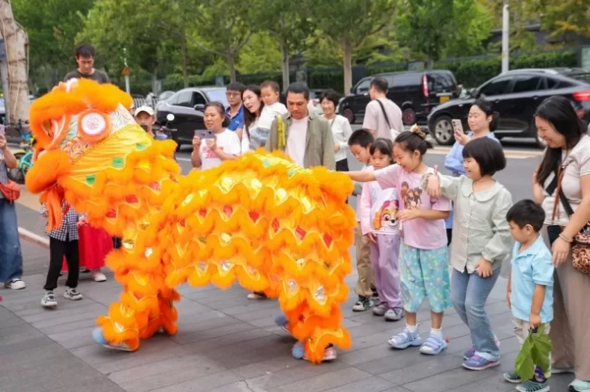 798南门——慢生活商业街区打造沉浸式艺术夜(图8)